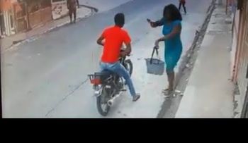 Un hombre atraca dos mujeres en una misma calle en Boca Chica, en solo 5 segundos 