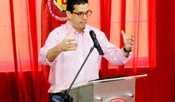 Dargam dice liderazgo político debe adecuarse a los tiempos
