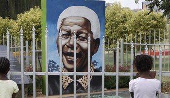 Mandela, en el hospital por sexto día consecutivo