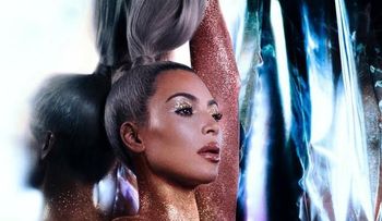 Kim Kardashian posa bañada en "glitter" y se roba atención de las redes