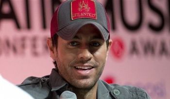 Enrique Iglesias: La mano está mejorando poco a poco