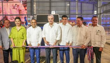 Abinader y Sanz Lovatón inauguran nueva terminal courier en AILA