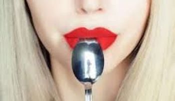 Raspa tu lengua con una cuchara en ayunas y puede saber si tiene enfermedades