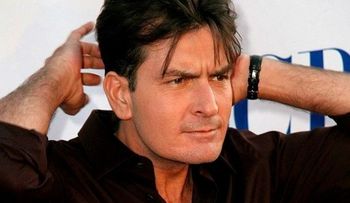 Ex prometida demanda a Charlie Sheen por exponerla al VIH