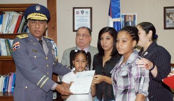 Entregan RD$3.5 MM a familiares de policías caídos en cumplimiento de su deber