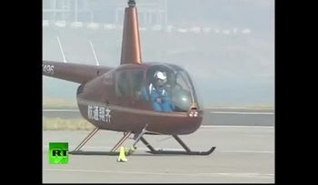 Video: Un piloto chino abre una cerveza con un helicóptero