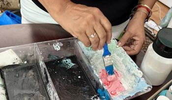 Familias inmigrantes usan el arte para enfrentar el estrés por deportaciones