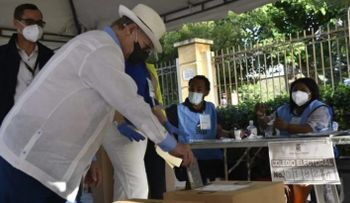 Hipólito Mejía llama población acudir a las urnas con respeto 