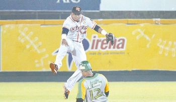 Mario Santiago maniató bates de las Estrellas 