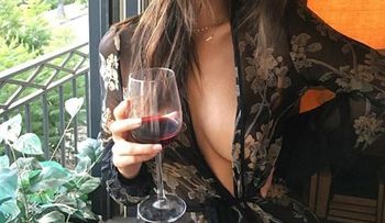 Emily Ratajkowski cada día más sexy: se mostró sólo con su transparente kimono