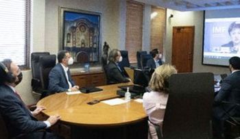 Gobernador Valdez Albizu pide a FMI un mayor apoyo financiero para países de bajos ingresos