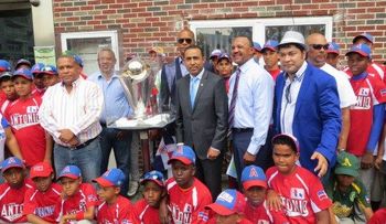 Cónsul NY  asiste a exhibición de Tony Peña y Moisés Alou en  Copa del Clásico Mundial de Béisbol
