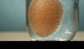 Mira qué pasa si metes una pastilla de jabón en el microondas (Video)