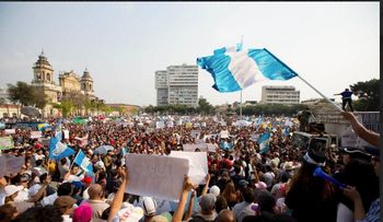 Guatemala renace de sus cenizas con masiva marcha exigiendo un alto a la corrupción del Gobierno