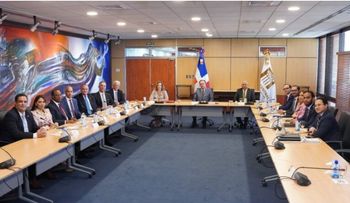 Gobernador Valdez Albizu se reúne con junta directiva Asociación de Inversión Extranjera