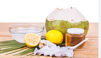 Agua de coco, miel y limón: aliados para apoyar la salud del hígado