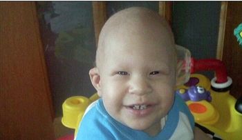 Niño con cáncer muere después de ser el padrino boda de sus padre