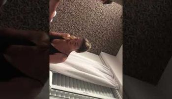 Mujer graba el momento en que su novio intenta asfixiarla
