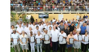 Abinader entrega 1,305 títulos en Pueblo Nuevo