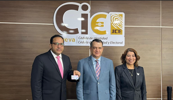 JCE entrega nueva cédula a Salvador Holguín