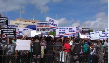 Pedro Botello: legisladores que se cambien serán "fusilados"; protestan contra posible reforma