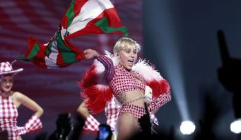 Miley Cyrus ondea bandera del País Vasco durante concierto en Barcelona