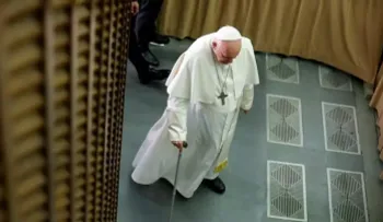 Piden orar por la salud del papa Francisco, operado de una hernia incisional