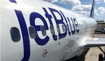 Tratan de emergencia decenas dominicanos viajaban en avión hacia RD