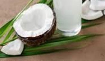 El agua de coco contiene fibra, sales minerales, cobre, zinc, hierro, ácido fólico, fósforo y potasio