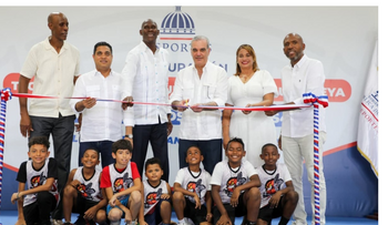 Luis Abinader entrega techado en La Romana