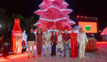 Coca-Cola da la bienvenida a la Navidad con el encendido de su tradicional árbol