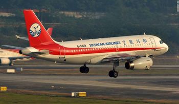 Copiloto de Sichuan Airlines casi sale volando tras romperse el parabrisas de la cabina