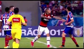 "Oscar" a la mejor sobreactuación en un campo de fútbol