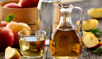 Imperdible remedios para los hongos en la piel: bicarbonato con agua tibia, vinagre de manzana y jengibre