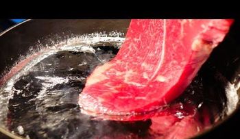 Esto es lo que pasa si freímos carne con aluminio fundido