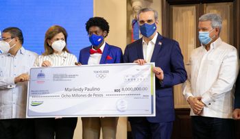Presidente Abinader entrega más de 50 millones de pesos a atletas que participaron en Juegos Olímpicos Tokio 2020