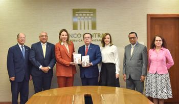 Banco Central dona libros de su colección bibliográfica a 75 bibliotecas públicas