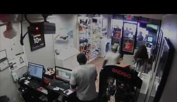 Entraron a robar... y se ríen de ellos por estúpidos (VIDEO)