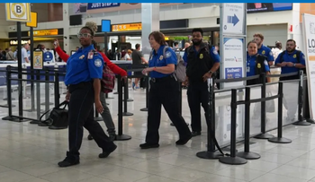 EE. UU. mantiene programas de paso rápido en aeropuertos tras retractarse