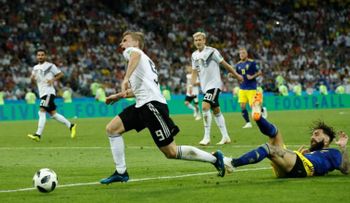 Jugador de Suecia recibe insultos racistas tras derrota con Alemania