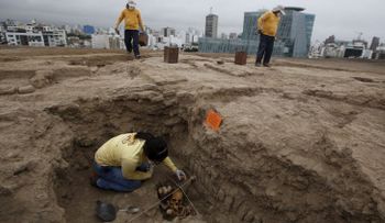 Enterrados en cuclillas: descubren en Perú tumbas que asombran arqueólogos (VIDEO)