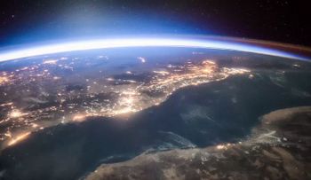 Un impresionante VIDEO muestra desde la EEI como el Sol ilumina la Tierra