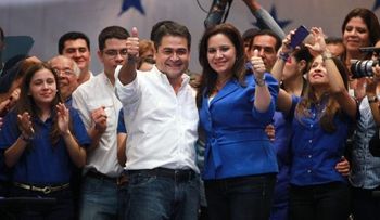 Los dos candidatos favoritos se autoproclaman ganadores comicios de Honduras