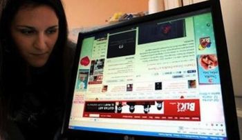 Mujer tiene un tumor que la hacer ver "todo al revés"