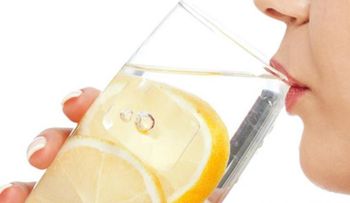 Nadie se imaginaba los beneficios de beber agua tibia con limón en la mañana