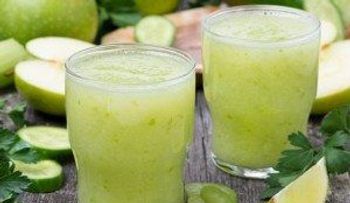 Jugo de limón y perejil para bajar de peso