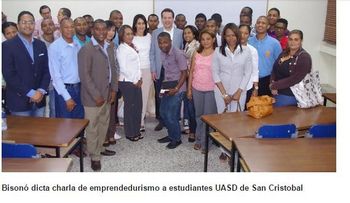 Bisonó dicta charla de emprendedurismo a estudiantes UASD de San Cristobal