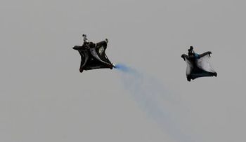 El "hombre pájaro" sobrevuela el emblemático Cerro de Monserrate de Bogotá