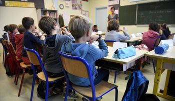 Polémica por un grupo de WhatsApp en que madres celebraron retiro de un niño con síndrome de Asperger