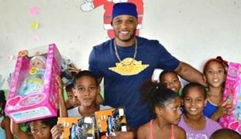 Robinson Canó ayuda a la comunidad en su pueblo de SPM